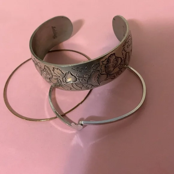 Three bracelets - Picture 4 of 6